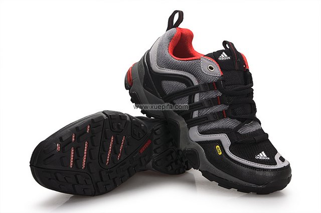 阿迪登山鞋 2011第一款灰黑 男