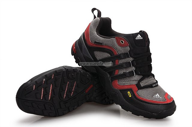 阿迪登山鞋 2011第一款灰红 男