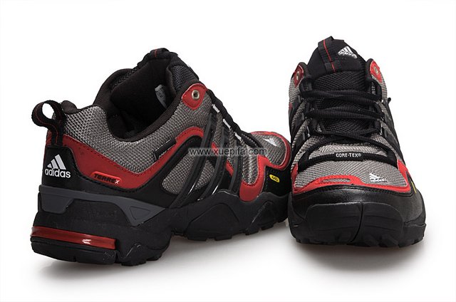 阿迪登山鞋 2011第一款灰红 男